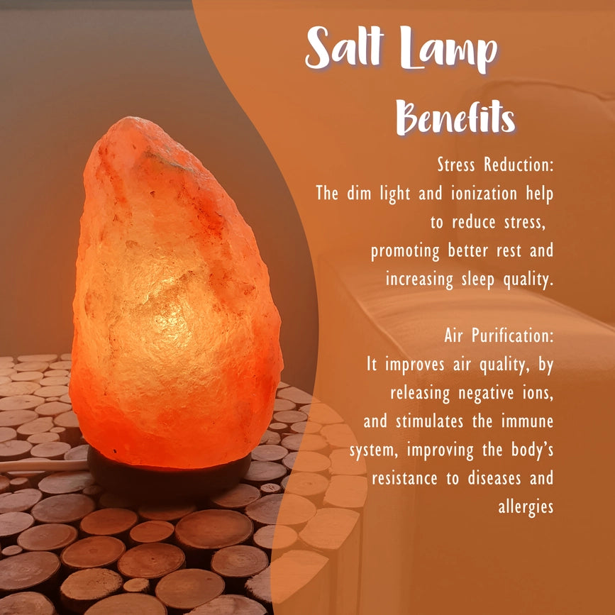 En smuk, håndskåret pink Himalaya saltlampe, der spreder en varm, rolig og naturlig glød i dit hjem.