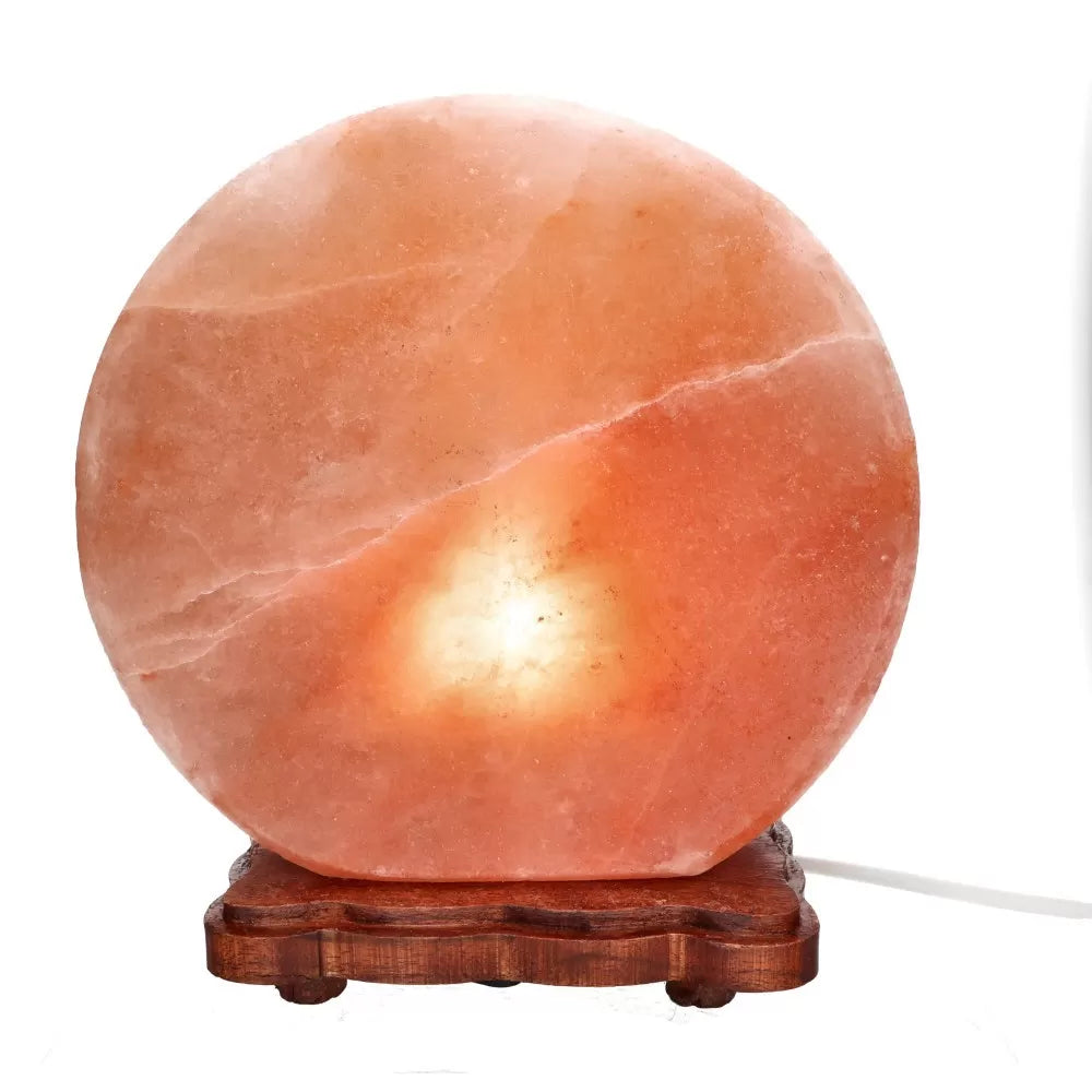 En smuk Himalaya saltlampe, der spreder et varmt, naturligt lys og skaber ro og hygge i ethvert rum.