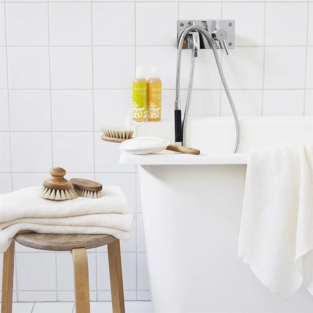 Iris Hantverk Bade- & tørbørste | Håndlavet egetræ & hestehår til glat, sund hud