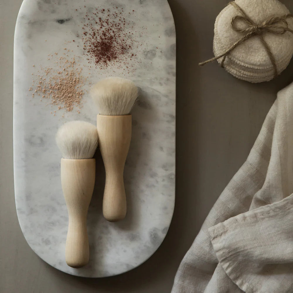 Iris Hantverk Kabuki Make-up børste | Håndlavet birketræsbørste med bløde gedehår