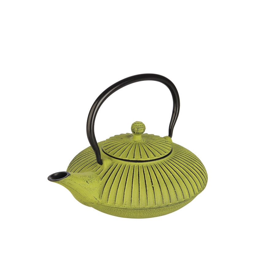 Green støbejerns tekande (0,78L) i japansk stil med emaljeret inderside og rustfrit stålfilter. Perfekt til at bevare teens varme og smag.