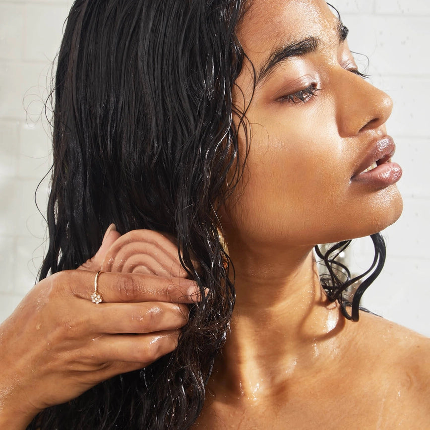 Fugtgivende conditioner bar med shea butter og kokosolie. Styrker, reducerer krus & giver glans. Vegansk, bæredygtig & plastikfri hårpleje.