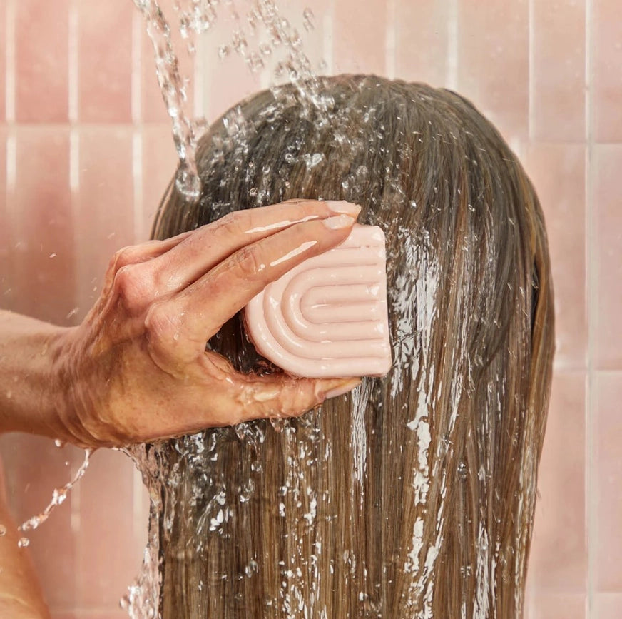 Fugtgivende balsam bar med castor oil. Styrker, blødgør og reducerer krus i tørt hår. Vegansk, bæredygtig & zero-waste fra KITSCH.