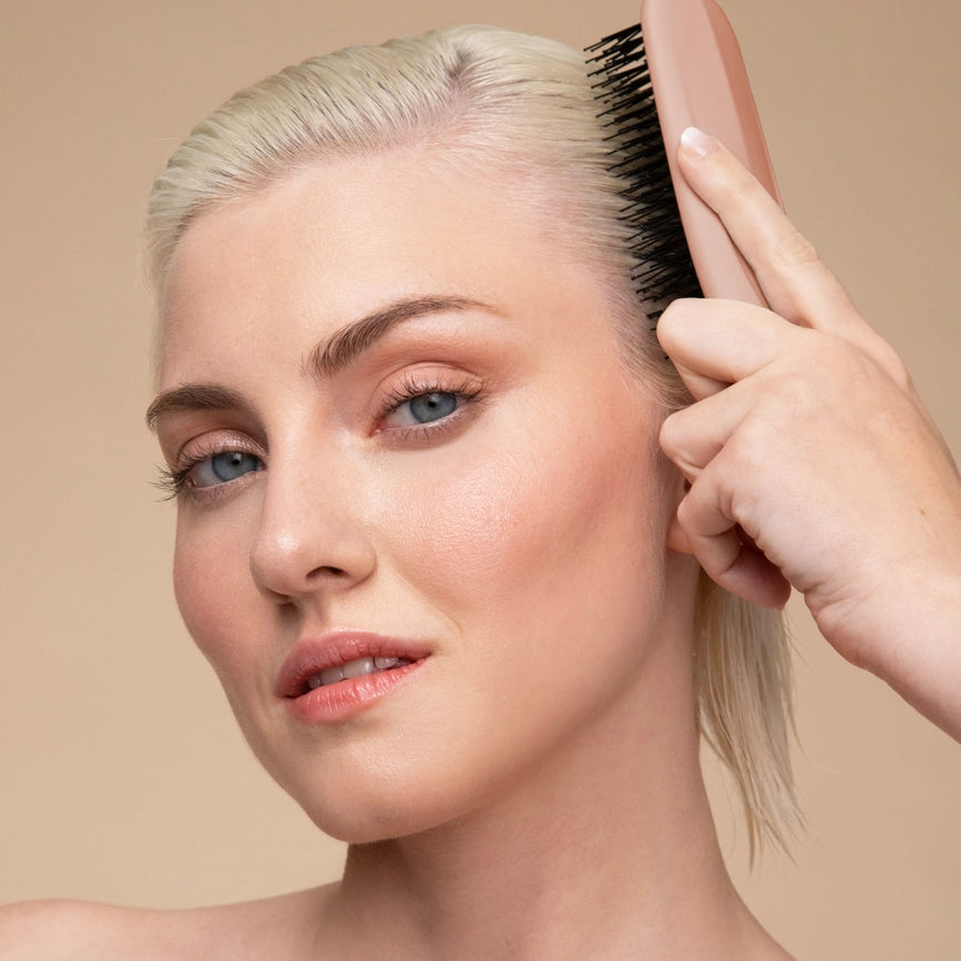 Forkæl din hovedbund med KITSCH Scalp Renewal Brush. Eksfolierende børste, der fjerner ophobninger, stimulerer hårvækst & giver blød massage