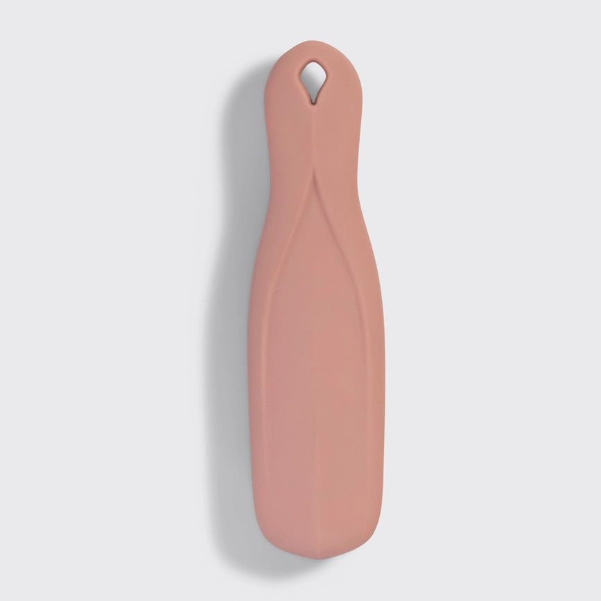 Forkæl din hovedbund med KITSCH Scalp Renewal Brush. Eksfolierende børste, der fjerner ophobninger, stimulerer hårvækst & giver blød massage