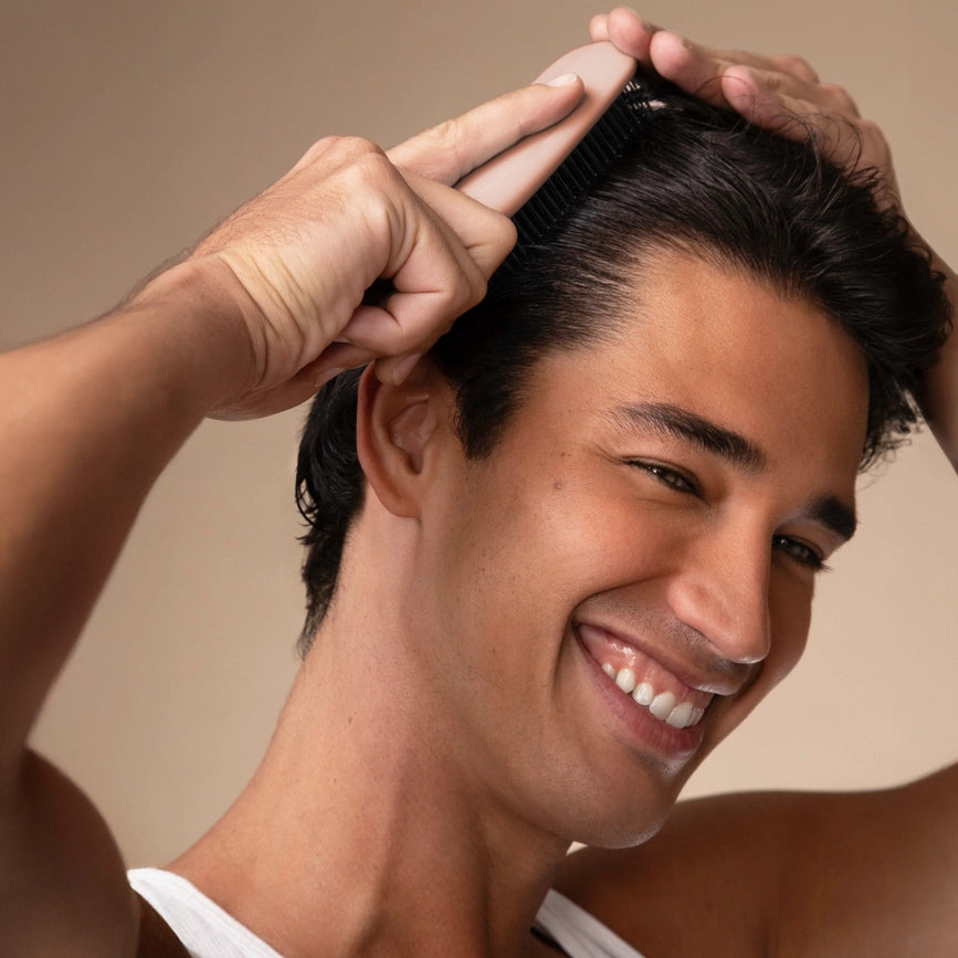 Forkæl din hovedbund med KITSCH Scalp Renewal Brush. Eksfolierende børste, der fjerner ophobninger, stimulerer hårvækst & giver blød massage