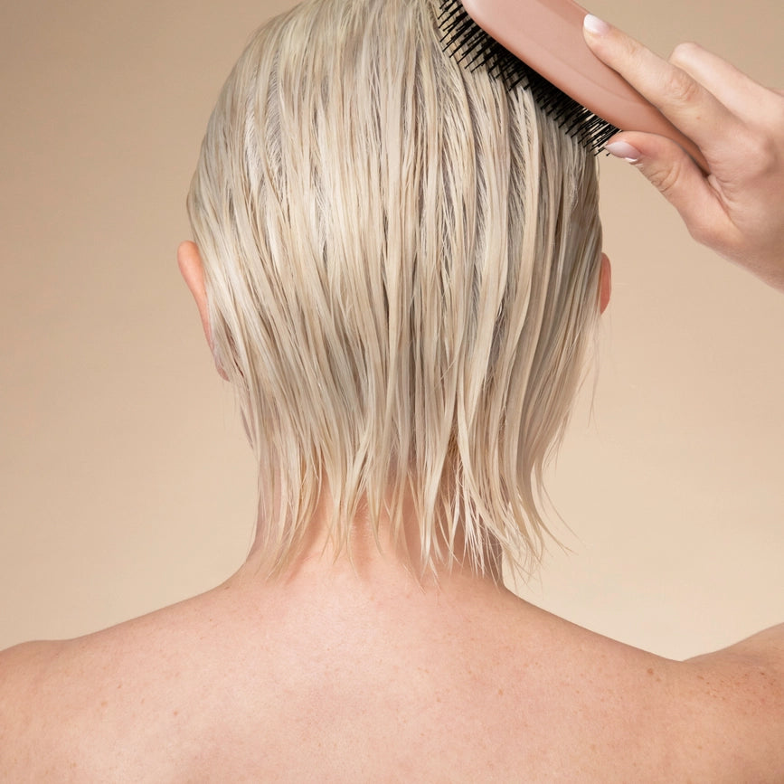 Forkæl din hovedbund med KITSCH Scalp Renewal Brush. Eksfolierende børste, der fjerner ophobninger, stimulerer hårvækst & giver blød massage