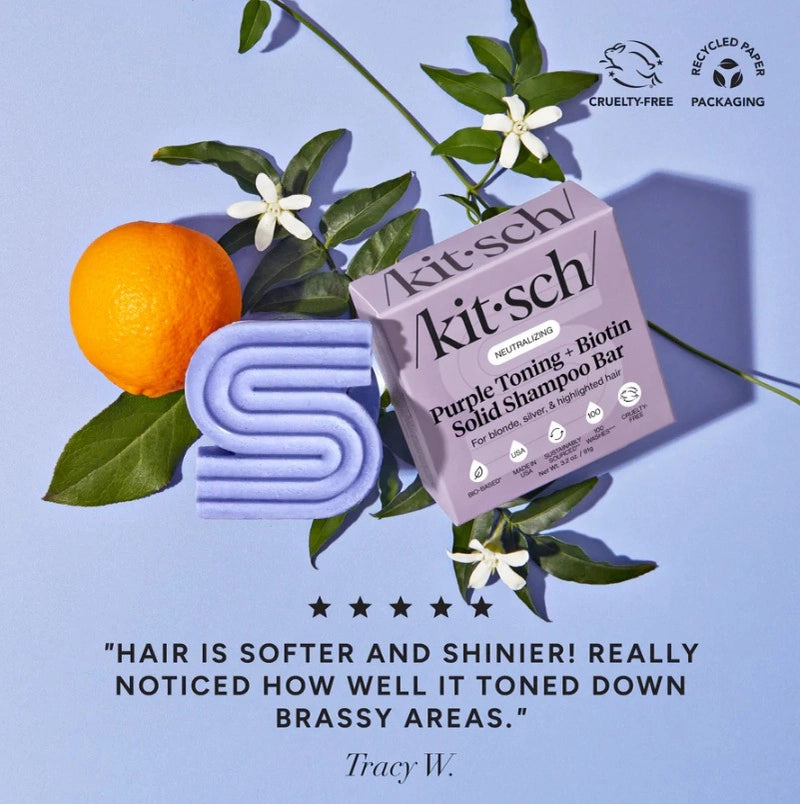 KITSCH Biotin Purple Toning Shampoo Bar – verdens første solide lilla shampoo.
Neutraliserer gule toner, styrker håret og giver glans til blondt, gråt og farvet hår. Vegansk & Zero Waste.
