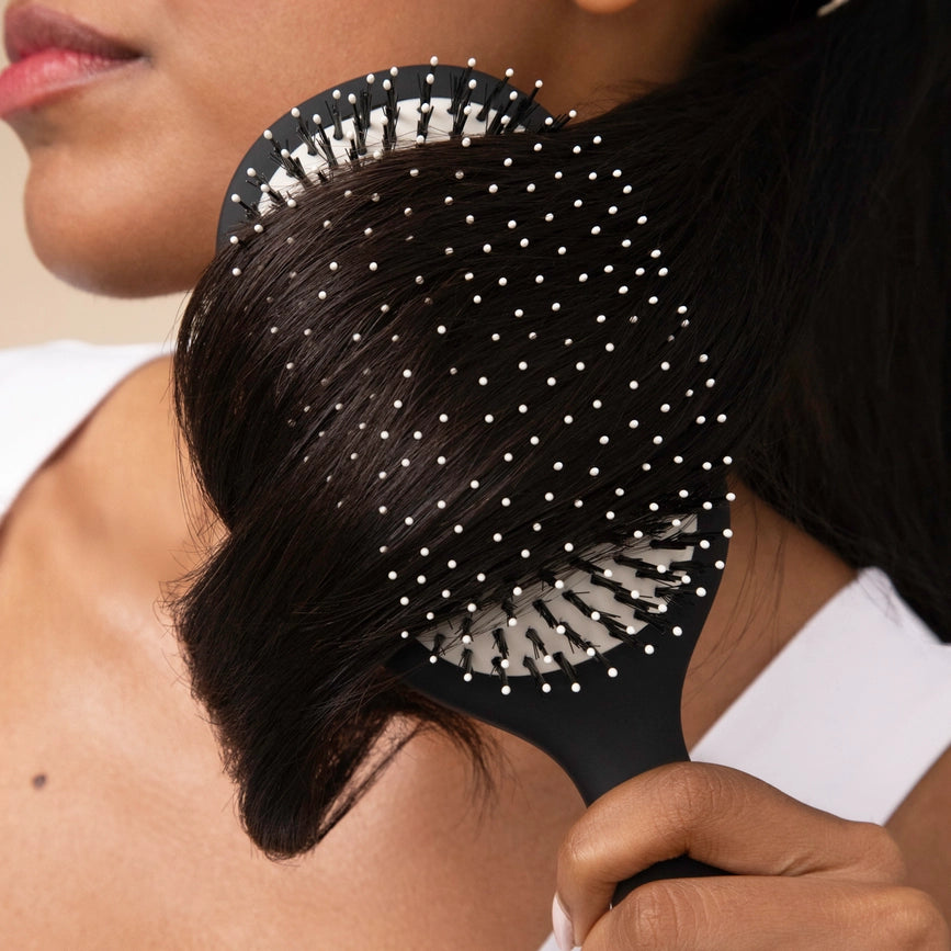 Udglattende hårbørste fra KITSCH med veganske boar- & nylonbørster. Giver glans, reducerer frizz og plejer hovedbunden – sort, stilrent design.