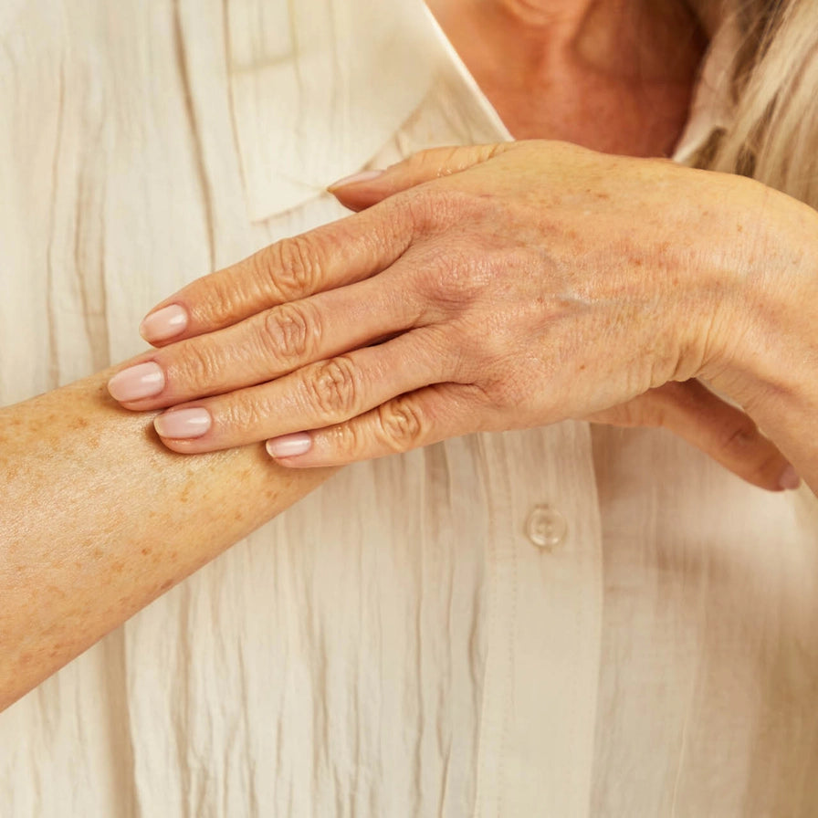 Frem hårvækst & fugt huden med KITSCH Castor Oil. 100 % økologisk koldpresset ricinusolie – vegansk, bæredygtig & naturlig pleje fra top til tå.