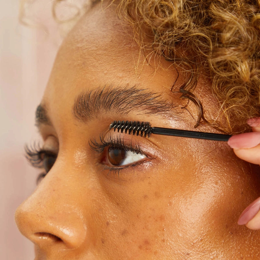 Frem hårvækst & fugt huden med KITSCH Castor Oil. 100 % økologisk koldpresset ricinusolie – vegansk, bæredygtig & naturlig pleje fra top til tå.