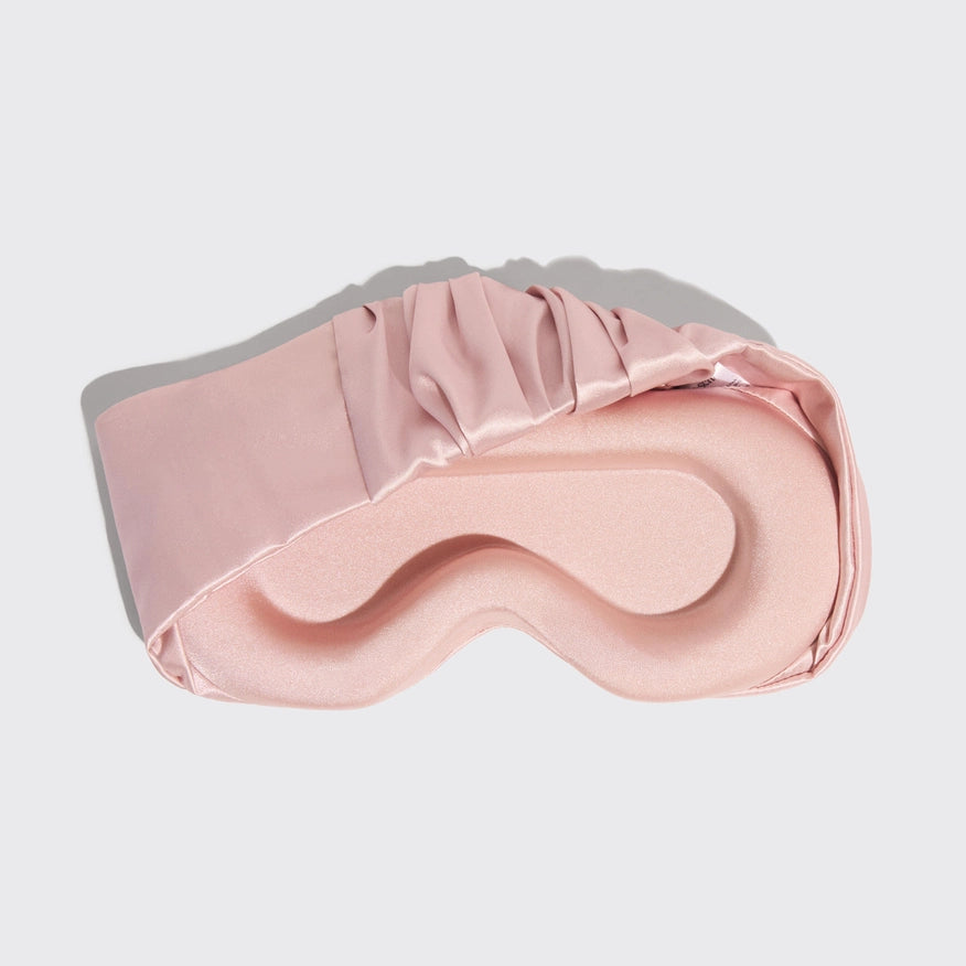 KITSCH Contour Pillow Eye Mask – formstøbt sovemaske i satin og memory foam. Beskytter vipperne, blokerer lys og giver dyb, luksuriøs søvn. Perfekt til rejser.