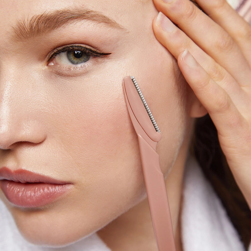 Skånsomme, miljøvenlige dermaplanere fra KITSCH. Fjerner fine hår & døde hudceller for glat, strålende hud. Vegansk & zero-waste.