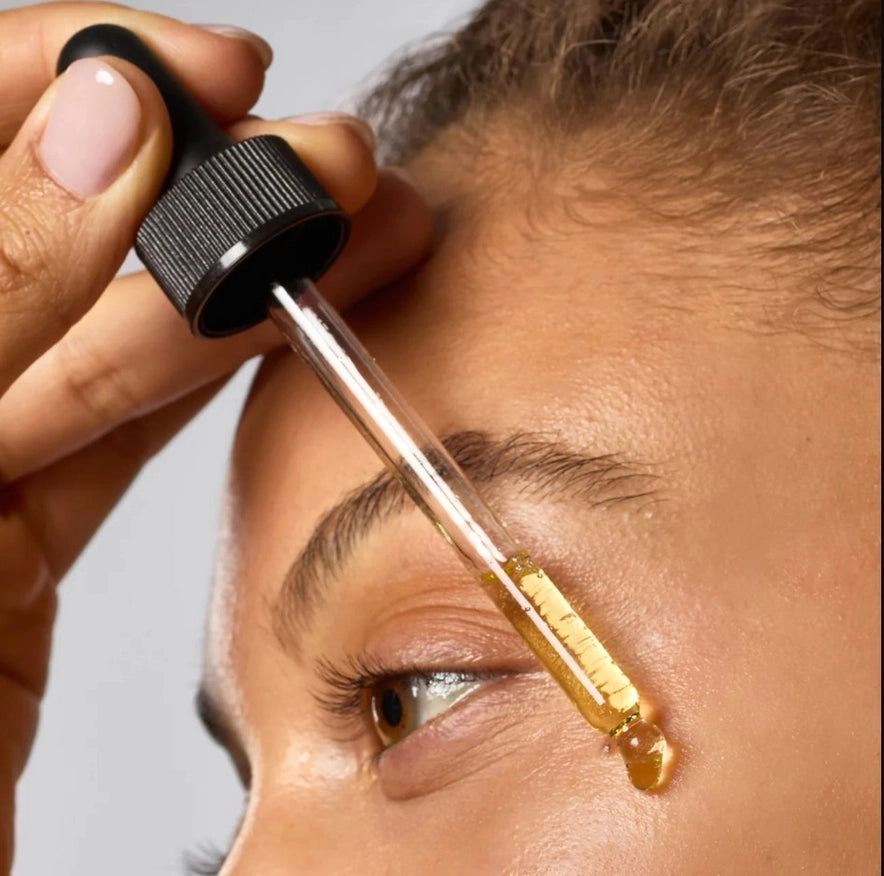 Let, antioxidant-rig ansigtsolie fra KITSCH. Perfekt til dermaplaning og daglig fugtpleje. Vegansk, duftfri & zero-waste.