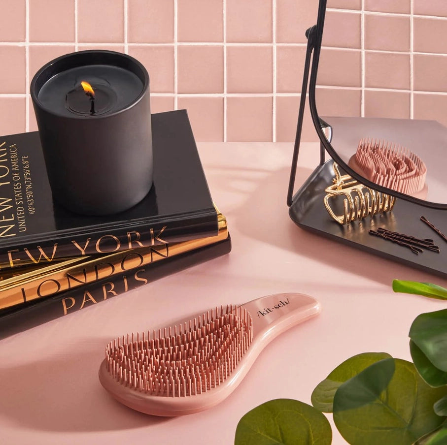 KITSCH Detangling Hårbørste – en fleksibel, skånsom hårbørste til alle hårtyper, der giver volumen, glans og sundt hår uden brud. Vegansk & bæredygtig.