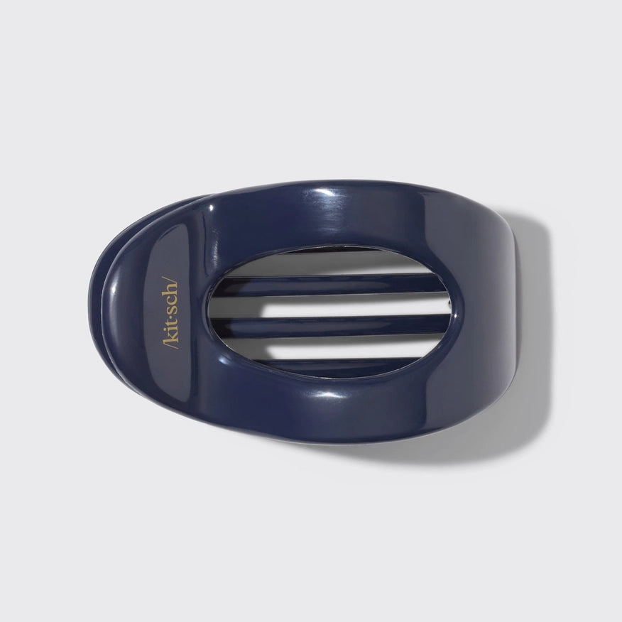 KITSCH Flad Hårklemme – Blue Orchid Flat Cloud Clip i recycled plast. Elegant, behagelig og bæredygtig hårklemme, der sidder fladt og sikkert i håret.