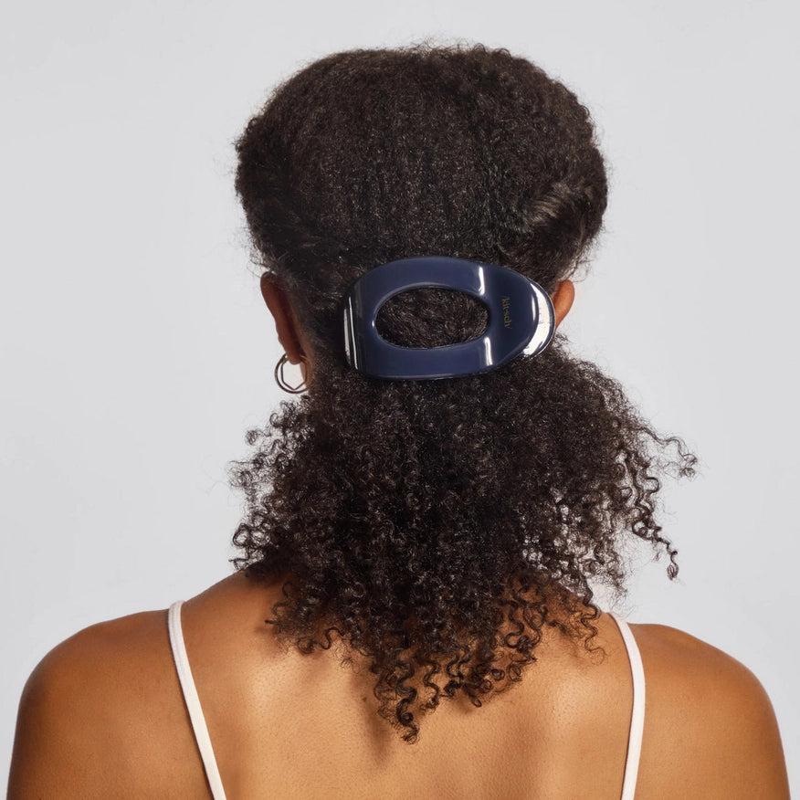 KITSCH Flad Hårklemme – Blue Orchid Flat Cloud Clip i recycled plast. Elegant, behagelig og bæredygtig hårklemme, der sidder fladt og sikkert i håret.