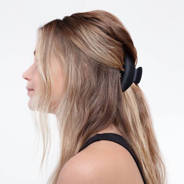 KITSCH hårklemme sæt i mat Black & Tort – bæredygtige hårklemmer i recycled plast med stærkt greb og elegant finish. Perfekt til både hverdag og fest.