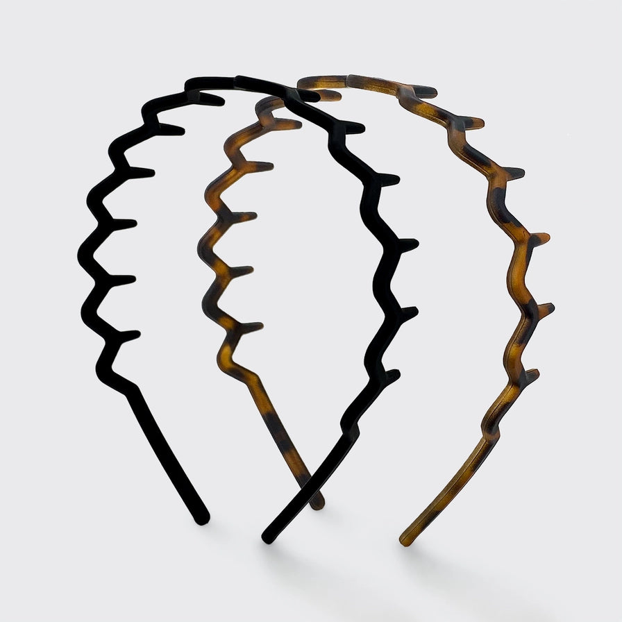 Elegant og funktionelt hårbånd i genbrugsplast. KITSCH Zigzag Headband (2 stk) giver sikkert greb, stilfuldt design og bæredygtig komfort.