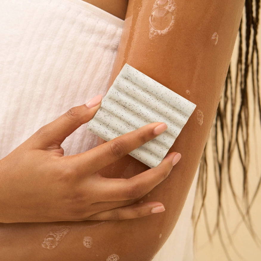 Blid eksfoliering med KITSCH Body Wash Bar. Jojoba perler, Shea Butter & Aloe Vera giver glat, fugtet hud – vegansk & plastikfri.