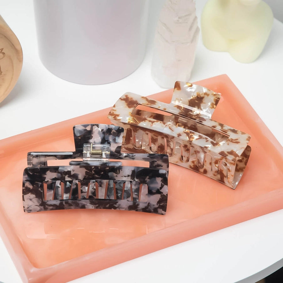 KITSCH Jumbo Open Shape hårklemme – en stor, bæredygtig hårklemme i recycled plast med elegant marmormønster. Perfekt til både hverdag og festlige opsætninger.