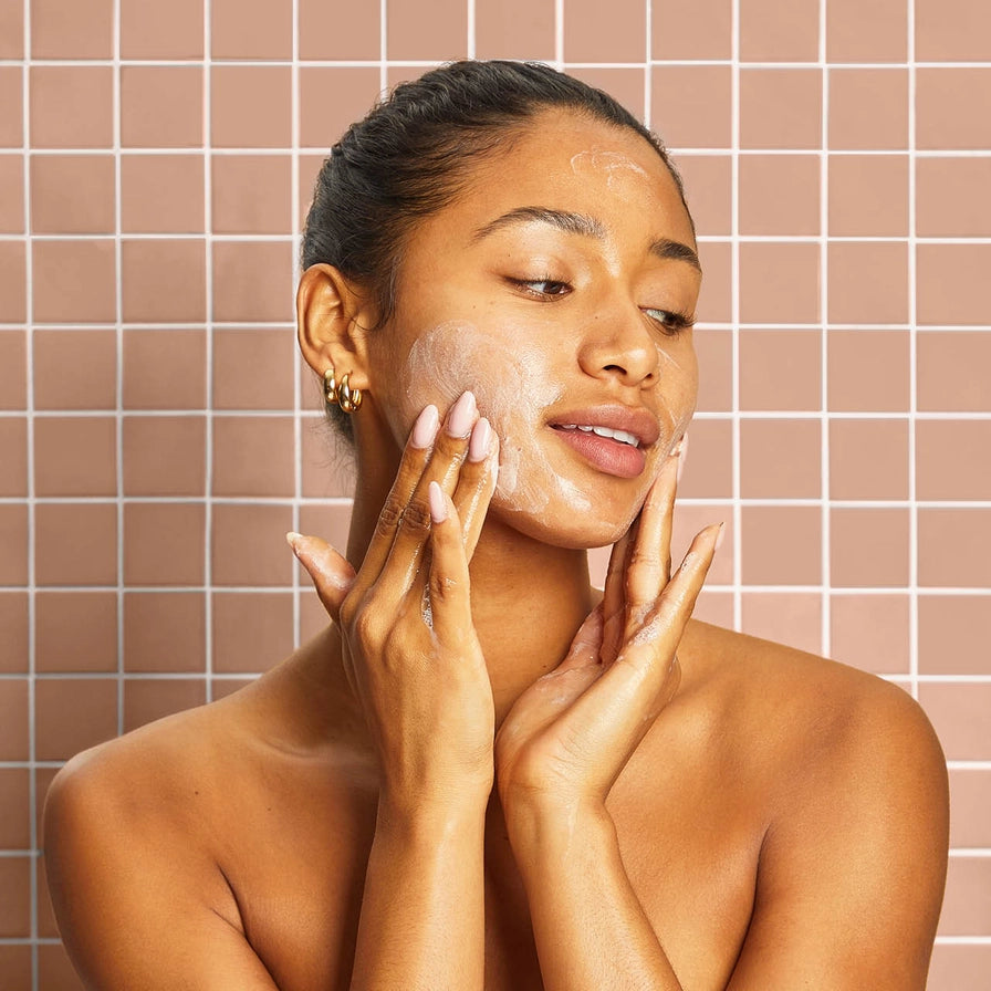 Lysner mørke pletter & ensarter hudtonen med KITSCH Kojic Acid Bar. Fugtgivende sæbebar med gurkemeje & hyaluron – vegansk & bæredygtig.