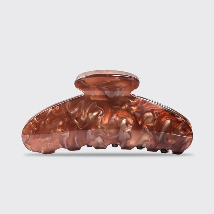 KITSCH Marble hårklemme i recycled plast kombinerer elegant marmordesign og bæredygtig kvalitet. Perfekt til både hverdag og fest.