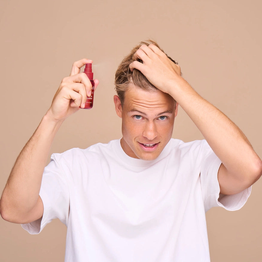 KITSCH Oak & Amber Hair Perfume – varm, træagtig og kønsneutral duft til hår, krop & tekstil. Vegansk, ren og travel friendly.