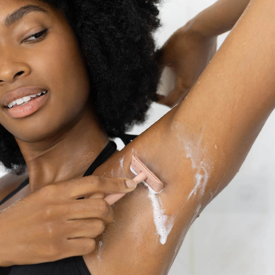 Skånsom & tæt barbering med mindre irritation. KITSCH Safety Razor i rustfrit stål – plastikfri, elegant og holdbar.