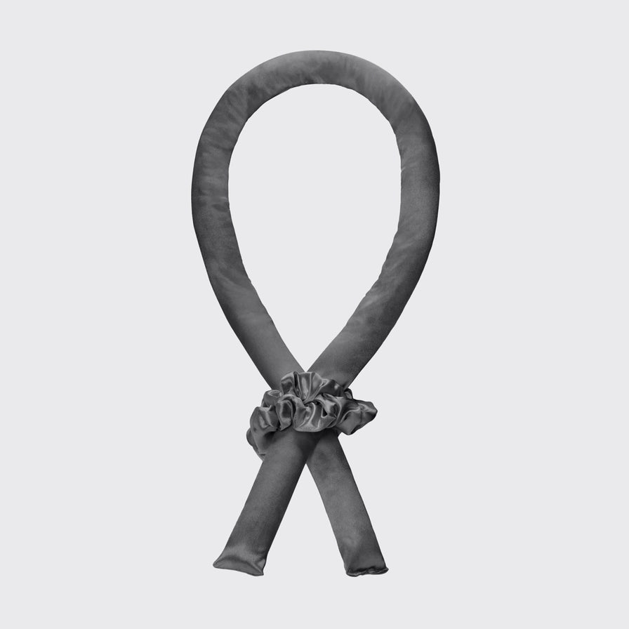 Få smukke krøller uden varme. KITSCH Satin Heatless Curling Set i Charcoal giver bløde bølger, volumen og glans – OEKO-TEX® certificeret & vegansk.