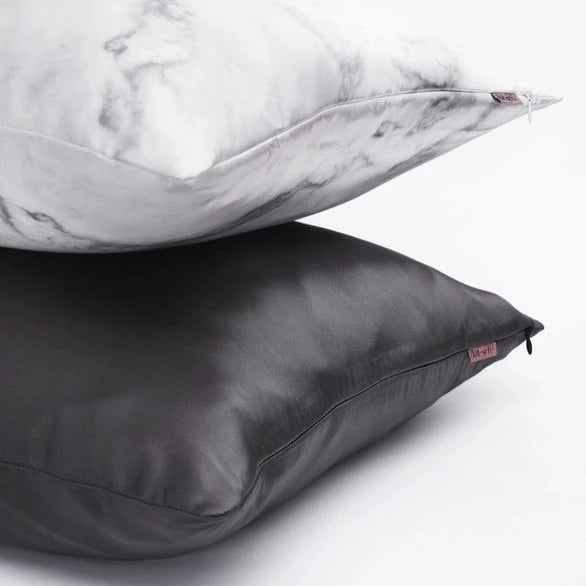 KITSCH Satin Pillowcase i Charcoal – skånsomt, vegansk pudebetræk, der beskytter hår og hud mod friktion. Vågn med glat hud og glansfuldt hår hver morgen.