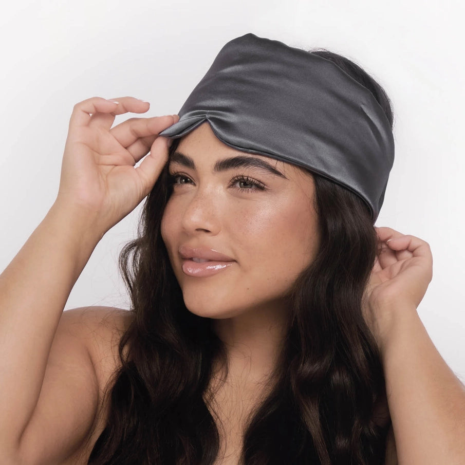 KITSCH Satin Eye Mask i charcoal – luksuriøs, vegansk sovemaske i satin. Beskytter huden, blokerer lys og giver en rolig, uforstyrret nattesøvn. OEKO-TEX® certificeret.
