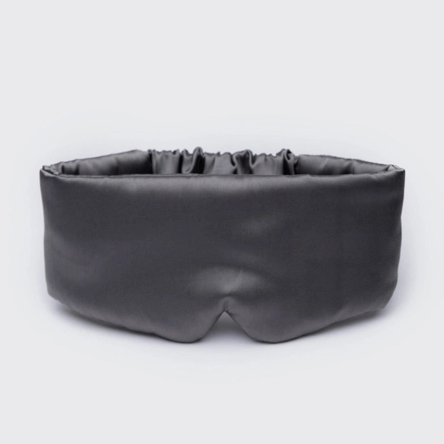 KITSCH Satin Eye Mask i charcoal – luksuriøs, vegansk sovemaske i satin. Beskytter huden, blokerer lys og giver en rolig, uforstyrret nattesøvn. OEKO-TEX® certificeret.