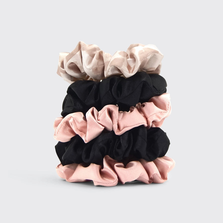 KITSCH Satin Hårelastikker – 5 stk. neutrale scrunchies i blødt, vegansk satin. Reducerer brud og frizz, beskytter håret og giver elegant styling.