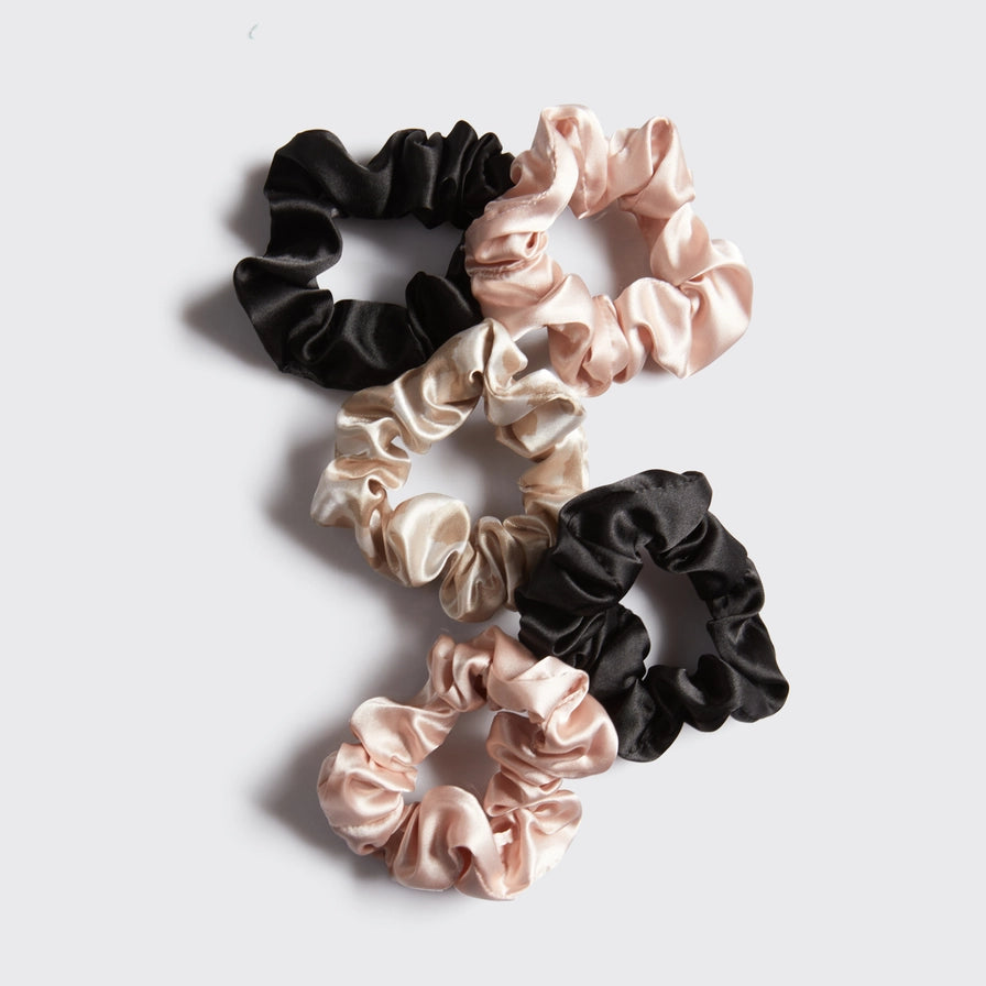 KITSCH Satin Hårelastikker – 5 stk. neutrale scrunchies i blødt, vegansk satin. Reducerer brud og frizz, beskytter håret og giver elegant styling.