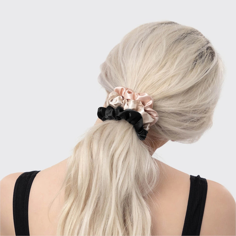 KITSCH Satin Hårelastikker – 5 stk. neutrale scrunchies i blødt, vegansk satin. Reducerer brud og frizz, beskytter håret og giver elegant styling.
