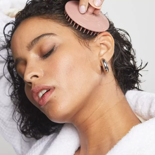 Forkæl din hovedbund med KITSCH Scalp Brush. Eksfolierende børste, der fjerner ophobninger, stimulerer hårvækst & giver blød massage – bæredygtig & vegansk.