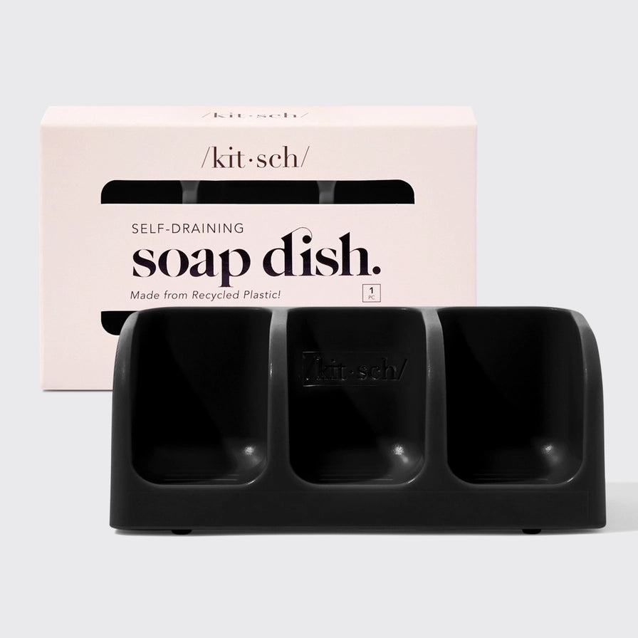 Hold dine shampoo-, conditioner- og body bars tørre og organiserede med KITSCH Self-Draining Soap Dish. Elegant sæbeholder med sugekopper, fremstillet af 100 % genbrugsplast – bæredygtig, funktionel og zero waste.