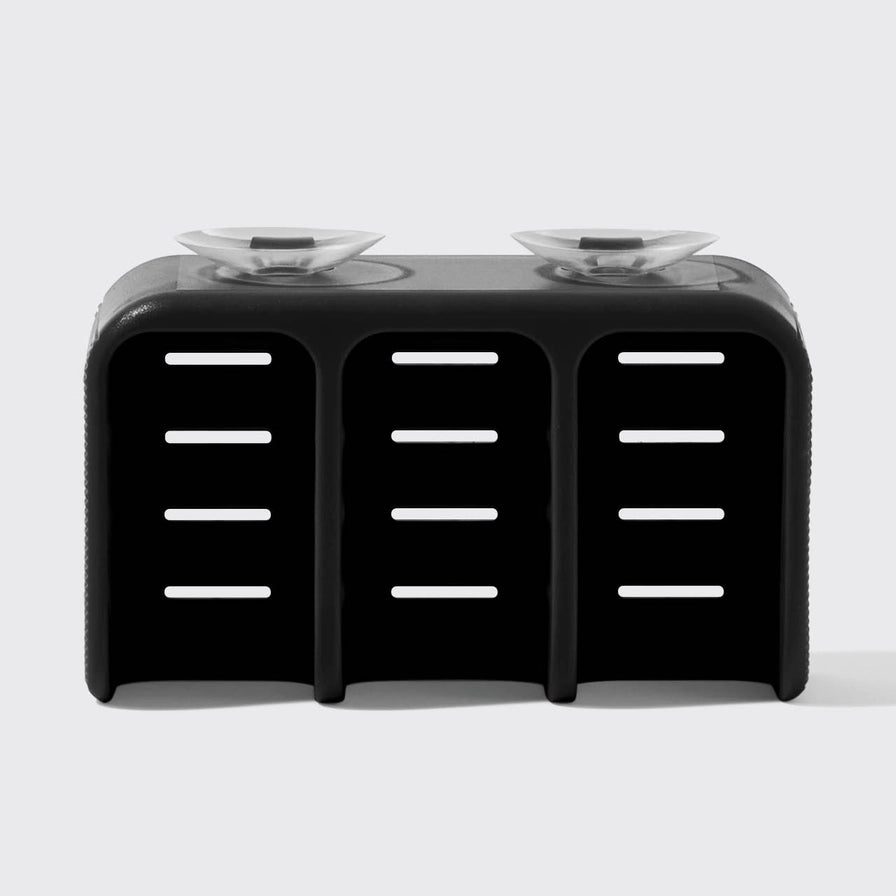 Hold dine shampoo-, conditioner- og body bars tørre og organiserede med KITSCH Self-Draining Soap Dish. Elegant sæbeholder med sugekopper, fremstillet af 100 % genbrugsplast – bæredygtig, funktionel og zero waste.