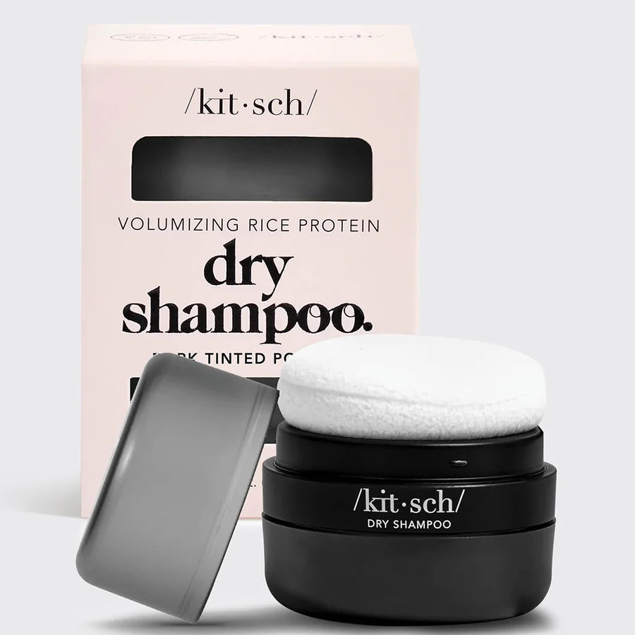 Opfrisk håret med KITSCH Volumizing Dry Shampoo. Ris protein styrker, ashwagandha absorberer olie og puff-applikator giver volumen – uden hvidt skær.
