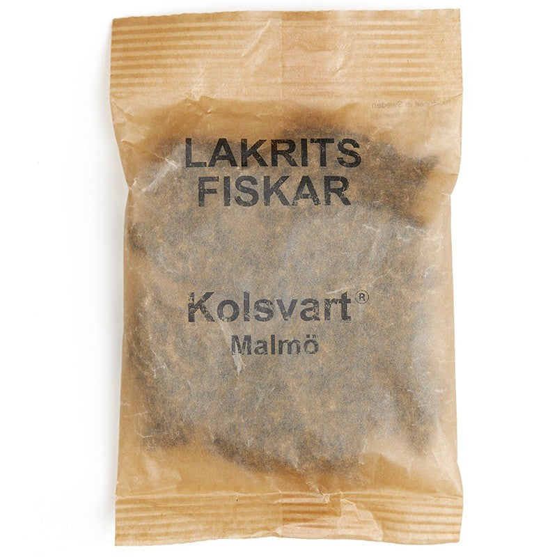 Kolsvart Sød Lakridsfisk – klassisk svensk gourmetlakrids. Vegansk, glutenfri og naturligt sød med autentisk smag og håndværk.