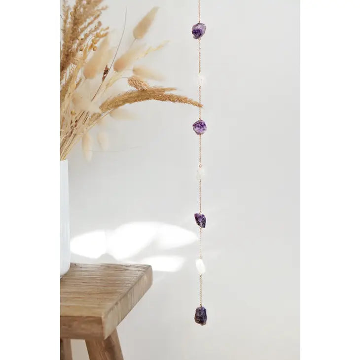 Krystaluro med ametyst & bjergkrystal – Håndlavet uro med guldkæde | Medium