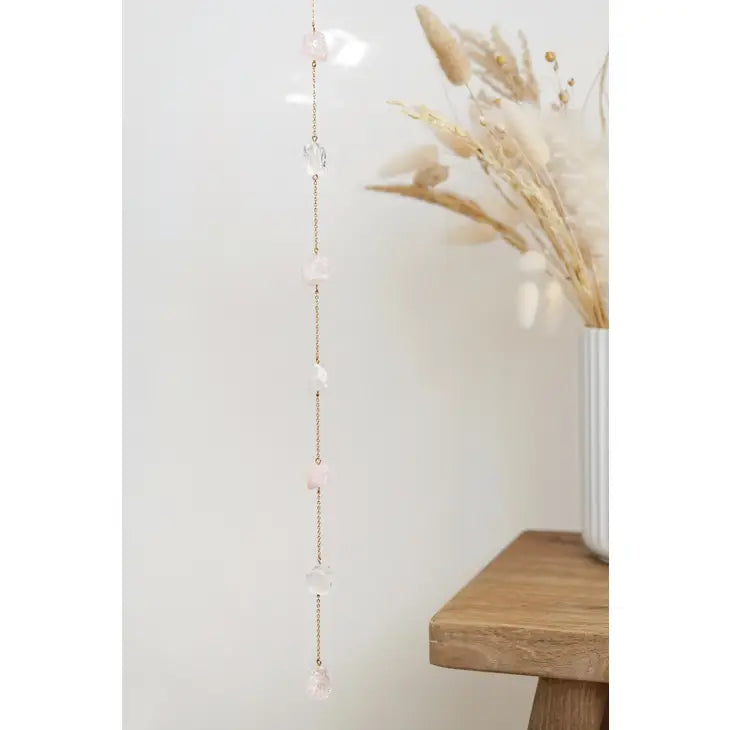Krystaluro med rosenkvarts & bjergkrystal – Håndlavet uro med guldkæde | Medium