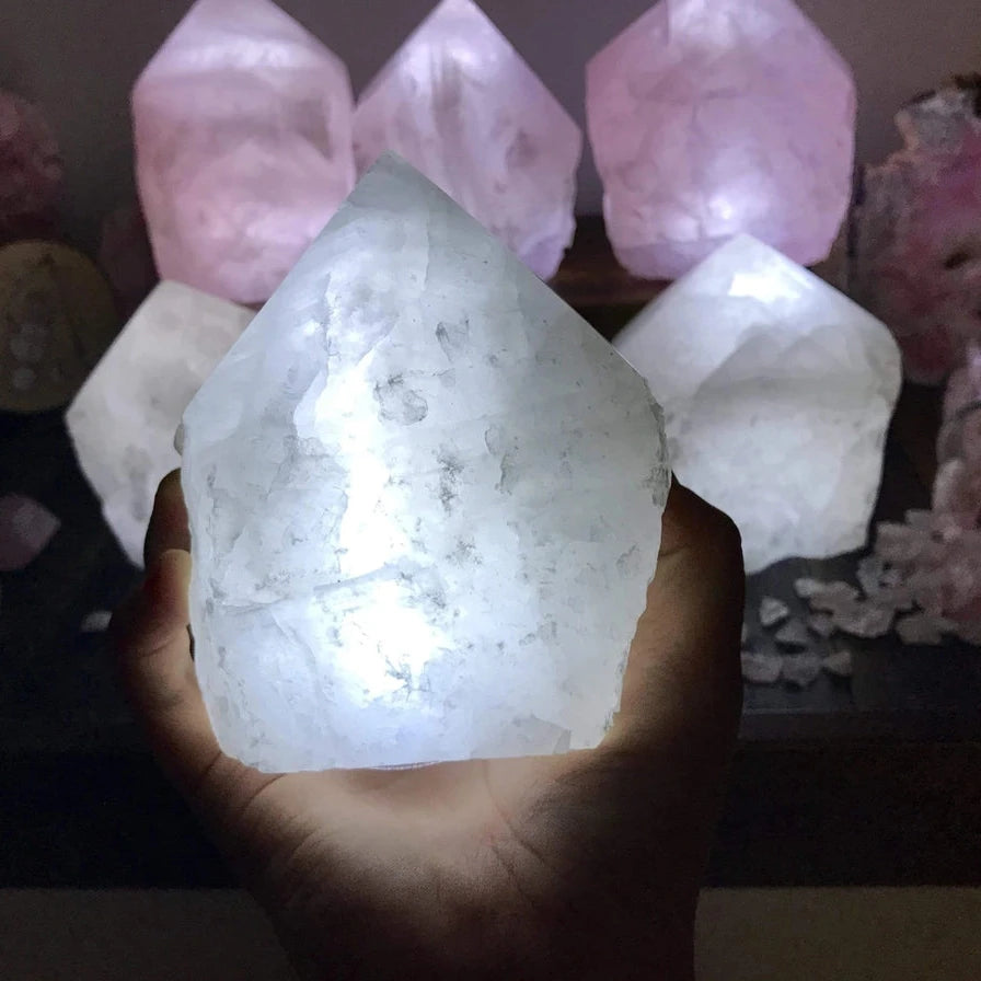 Rosenkvarts krystal lampe med LED – Pointed top