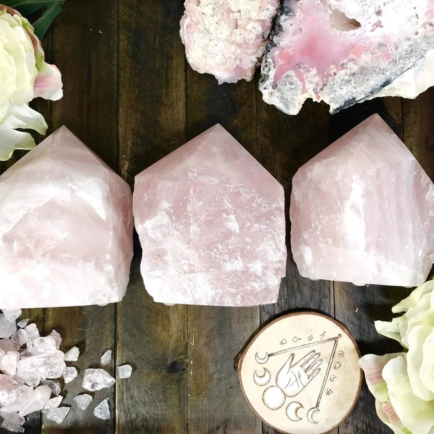 Rosenkvarts krystal lampe med LED – Pointed top