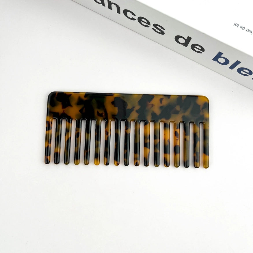 Miljøvenlig Detangling Kam i bio-plastic. Skånsom mod håret, lavet af eukalyptus-baseret acetat. Perfekt til daglig bæredygtig hårpleje.