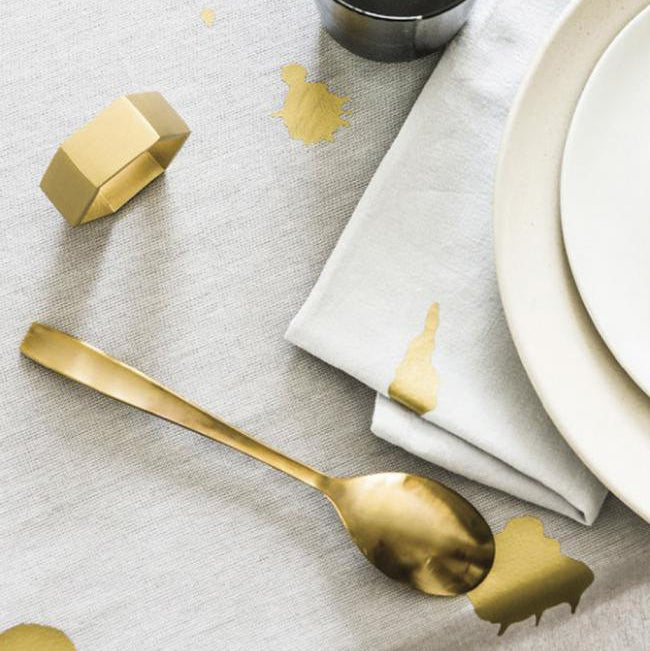 Forvandl pletter og slid til smukke detaljer med ReMarkable strygemærker fra Humade. Kreativ visible mending i mat & blank guld og sølv – reparér tøj med stil.