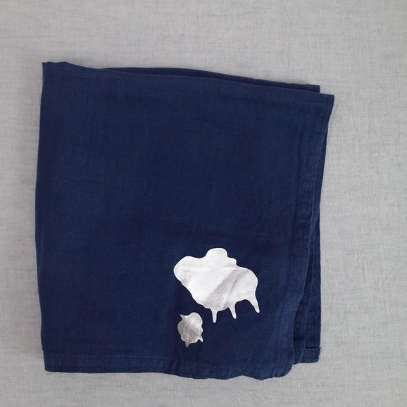 Forvandl pletter og slid til smukke detaljer med ReMarkable strygemærker fra Humade. Kreativ visible mending i mat & blank guld og sølv – reparér tøj med stil.