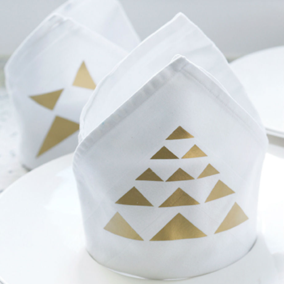 Forvandl pletter og slid til smukke detaljer med ReMarkable strygemærker fra Humade. Kreativ visible mending i mat & blank guld og sølv – reparér tøj med stil.