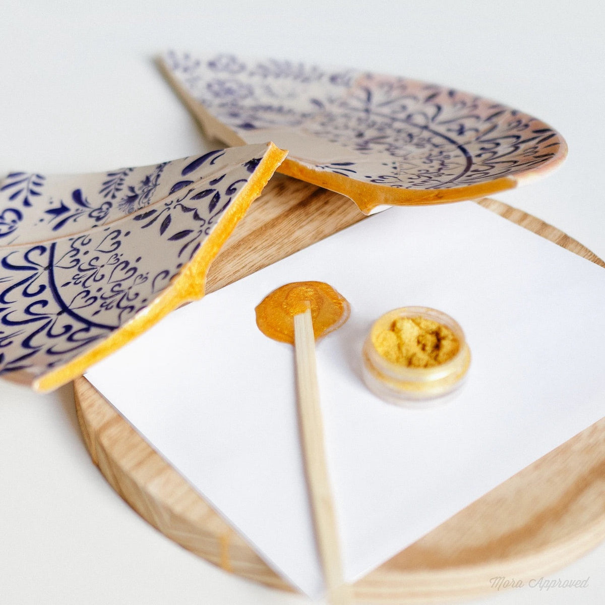 Detaljeret billede af keramisk kunstværk med kintsugi reparation